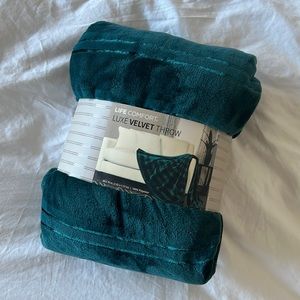 Luxe Velvet Throw - 60 x 70in